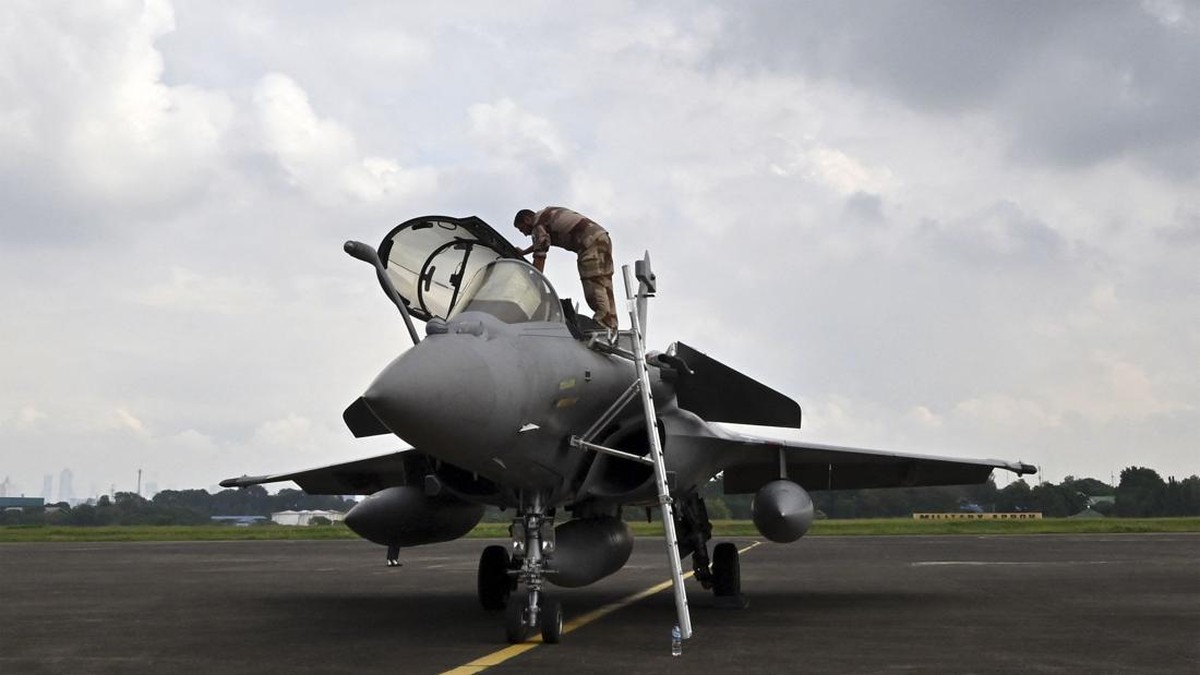 FOTO: Jet Tempur Prancis Bermanuver di Langit Indonesia