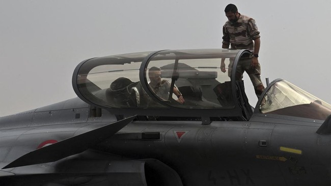 FOTO: Jet Tempur Prancis Bermanuver di Langit Indonesia