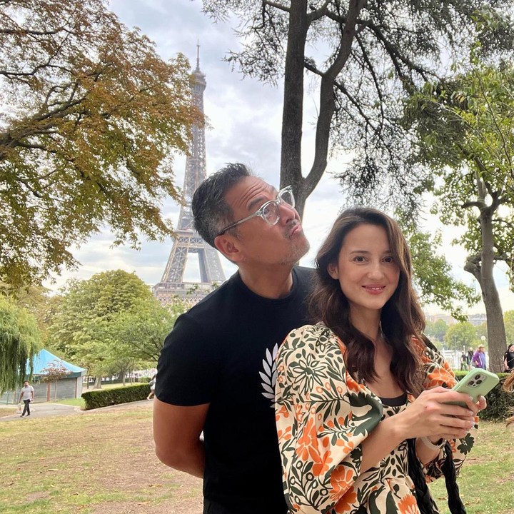 <p>Ke Prancis rasanya tak lengkap jika belum menginjakkan kaki ke Paris ya, Bunda. Julie Estelle bersama suami juga menyempatkan diri mengunjungi menara Eiffel. (Foto: Instagram @julstelle)<br /><br /><br /></p>