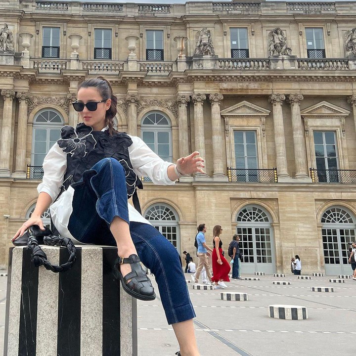<p>Di sisi lain, penampilan Julie Estelle selama di Prancis juga menarik perhatian, nih. Outfit yang ia kenakan tak ada yang gagal dan berhasil membuatnya berhasil terlihat memesona. Bagaimana menurut Bunda? (Foto: Instagram @julstelle)</p>