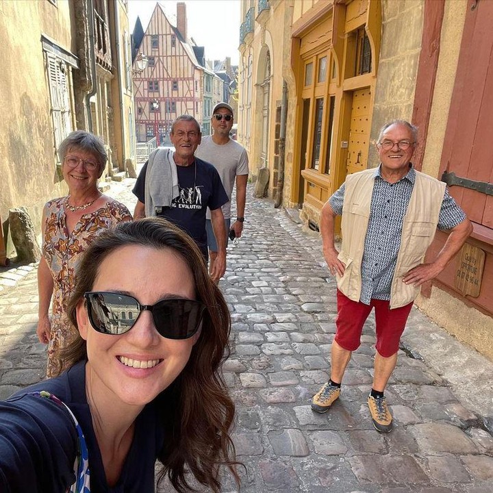 <p>Momen berkumpul dengan keluarga besar membuat Julie Estelle merasa amat bahagia, Bunda. "<em>So happy to be back and reunited with family</em> #Pulkam," tulisnya melalui akun @julstelle. (Foto: Instagram @julstelle)<br /><br /><br /></p>