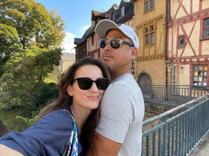 7 Potret Julie Estelle Ajak Suami Pulang Kampung ke Prancis