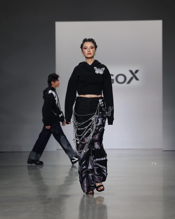Sering tampil feminin, Raline Shah bertransformasi di catwalk dalam busana Erigo yang edgy. Foto: Erigo