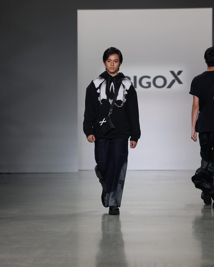 Aktor muda yang tengah naik daun Angga Yunanda juga tampil membawakan koleksi busana Erigo-X di New York. Tampak kreasi bergaya sporty masih jadi andalan label ini. Foto: Erigo