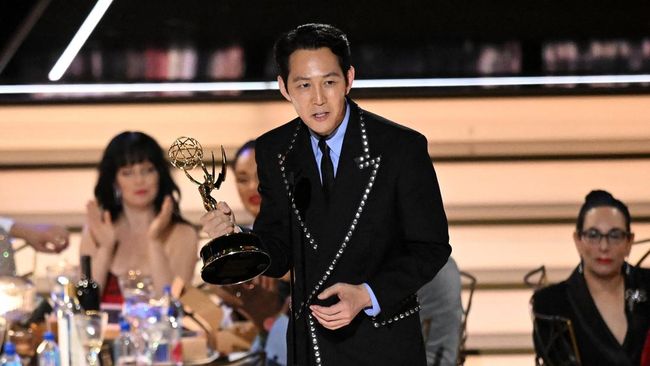 Lee Jung-jae menyabet piala untuk kategori Outstanding Lead Actor in a Drama Series di Emmy Awards 2022 berkat serial Squid Game.