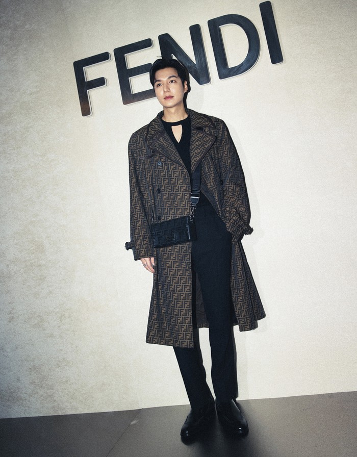 Trench coat berhiaskan logo Fendi jadi pilihan Lee Min Ho yang terlihat kasual dan cool. Foto: Courtesy of Fendi
