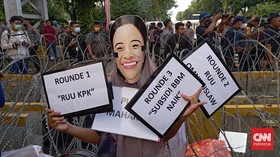 Demo BBM di Patung Kuda Ricuh, Botol Air Terbang ke Arah Aparat