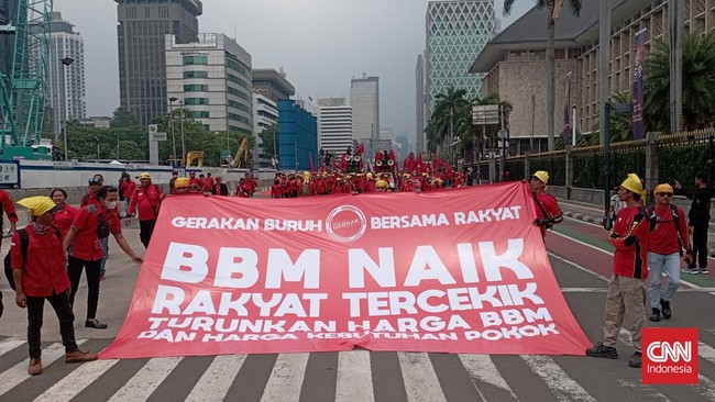 Massa aksi BBM sempat berhenti di Jalan MH Thamrin untuk berorasi, sehingga lalu lintas ke arah Patung Kuda sempat tersendat.
