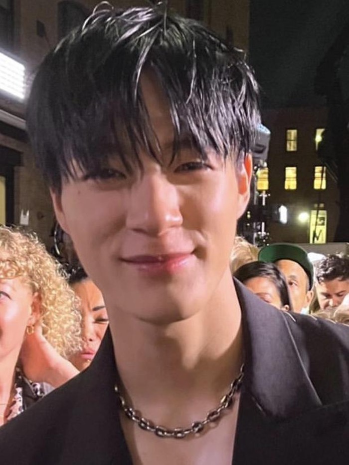 Meskipun baru pertamakali menghadiri acara tersebut, Jeno sama sekiali tidak terlihat canggung dan terus mengumbar senyum ramahnya./ foto: instagram.com/nct