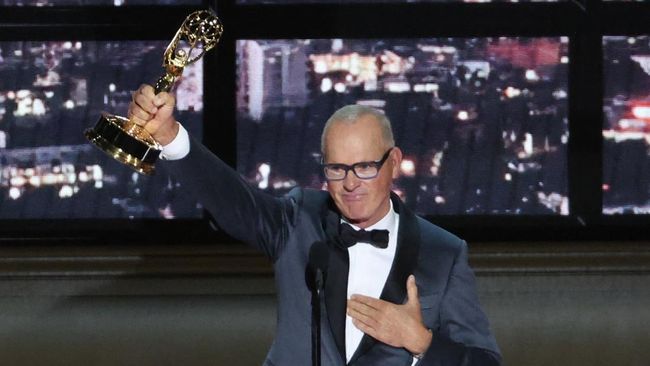 Michael Keaton berhasil membawa pulang piala pertamanya untuk ajang Emmy Awards 2022 lewat perannya di serial Dopesick.