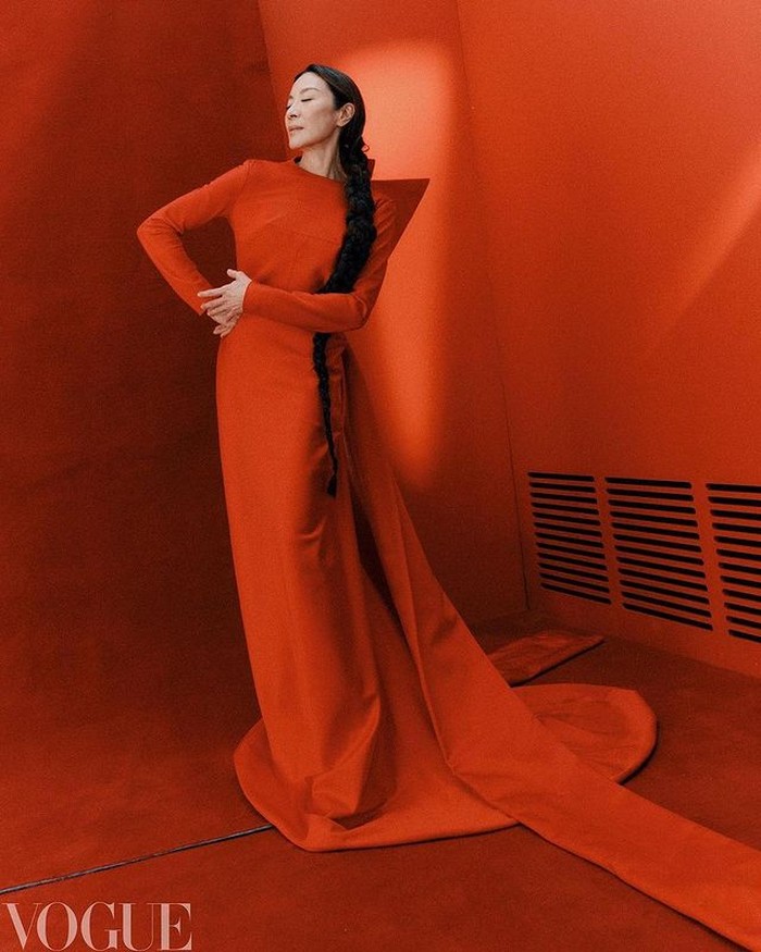 Michelle Yeoh mengawali karirnya di film-film laga Hongkong, seperti Crouching Tiger, Hidden Dragon (2000). Sebelumnya, Michelle juga pernah tampil di film James Bond Tomorrow Never Dies (1997). / Foto: vogue.com.cn