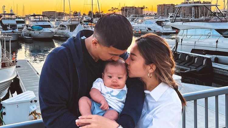 Nikita Willy dan Suami Biasakan Anak Tidur Sendiri