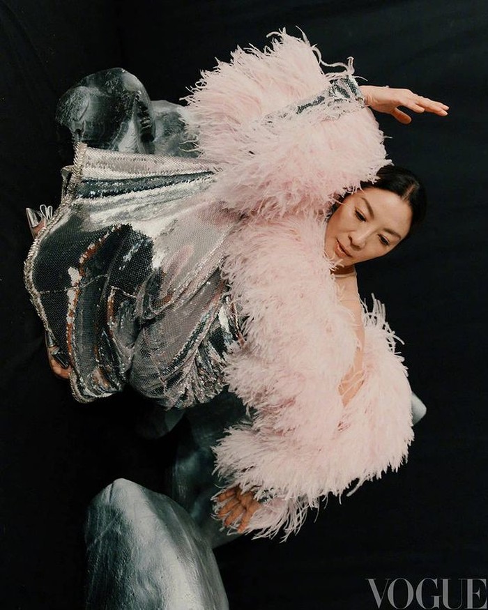 Pada tahun 1983, Michelle Yeoh pernah menjadi Miss Malaysia. Ia kemudian pergi ke Hong Kong untuk film laga dan menembus Hollywood. Michelle juga membintangi Kung Fu Panda dan film Marvel, Shang-Chi and the Legend of the Ten Rings. / Foto: vogue.com.cn