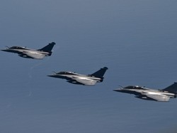 Aksi Manuver Jet Tempur Dassault Rafale Meriahkan Indo Defence 2022