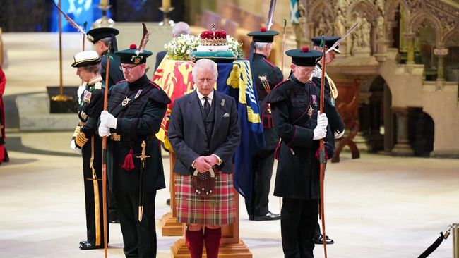 Selama pemakaman Ratu Elizabeth II semua pelayat memakai busana warna hitam. Bagaimana sejarahnya warna hitam identik dengan kematian dan dukacita?
