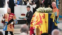 Viral di Medsos Penjaga Peti Ratu Elizabeth II Ambruk - Vimarsana News