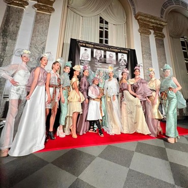 Popong Sopia Bawa Batik Ciamis ke New York Indonesia Fashion Week