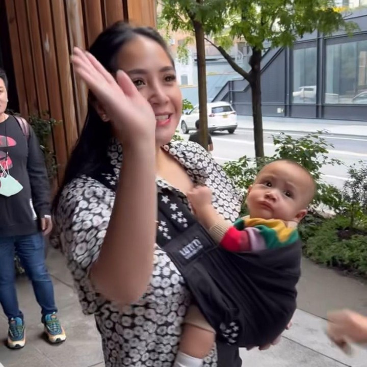 <p>Selama berada di New York, Rayyanza 'Cipung' menjadi pusat perhatian, lho. Terlebih ketika ia digendong oleh sang Bunda, Nagita Slavina. (Foto: Instagram: @raffinagita1717)</p>