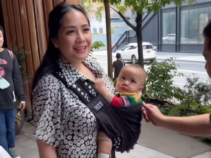 5 Potret Nagita Slavina Gendong 'Cipung' Rayyanza di New York