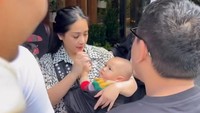 <p>Nagita menggendong anak bungsunya ini dengan menggunakan gendongan bayi berwarna hitam. Cipung pun terlihat anteng ketika didekap sang Bunda. (Foto: Instagram: @raffinagita1717)</p>