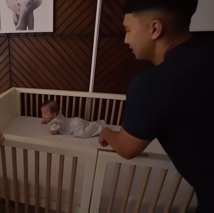 <p>Indra dan Nikita Willy memutuskan untuk merawat Issa sendiri, Bunda. Keduanya pun tidak menggunakan jasa babysitter. (Foto: YouTube Nikita Willy Official)</p>