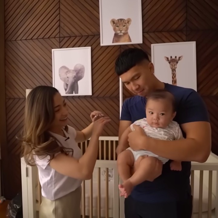 <p>Kamar Issa Xander anak Nikita Willy dibuat dengan tema safari, Bunda. Selain foto-foto Issa, terdapat pula lukisan hewan seperti gajah, jerapah, serta singa. (Foto: YouTube Nikita Willy Official)</p>