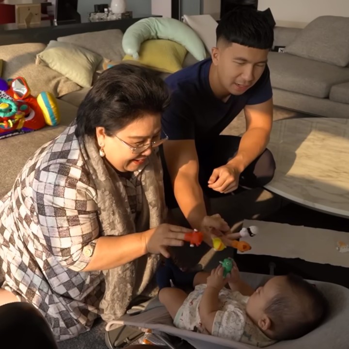 <p>Menurut Niki, ia dan sang suami sudah terbiasa merawat Issa sejak masih berada di Amerika Serikat. Ia dan Indra pun mendapatkan bantuan dari kedua orang tuanya. (Foto: YouTube Nikita Willy Official)</p>