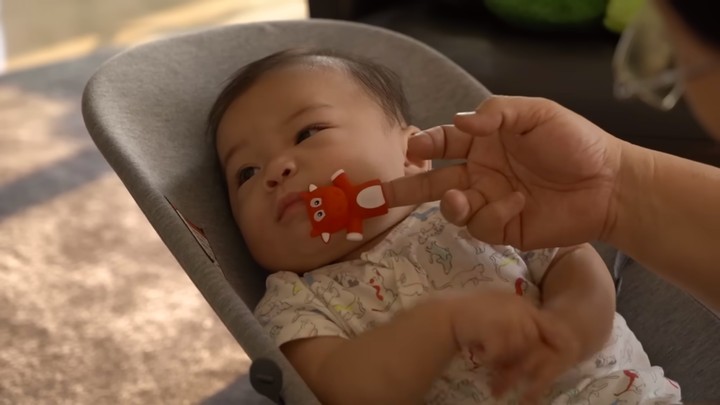Potret Nikita Willy dan Indra Rawat Baby Issa