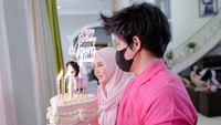 <p>Atta Halilintar dan Aurel Hermansyah turut menghadiri ulang tahun sang adik, nih. Mereka datang membawakan sebuah kue ulang tahun dua tingkat berwarna pink. (Foto: Instagram: @attahalilintar)</p>