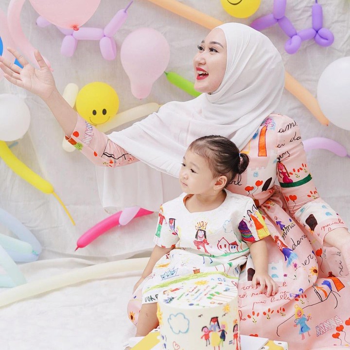 <p>Dian Pelangi mengaku sama sekali tak membuat acara dan hanya iseng mendekorasi sendiri rumah dengan balon yang dibeli online. Dekorasi ulang tahunnya pun bertemakan 'Rumi's Doodle'. (Foto: Instagram: @dianpelangi)</p>