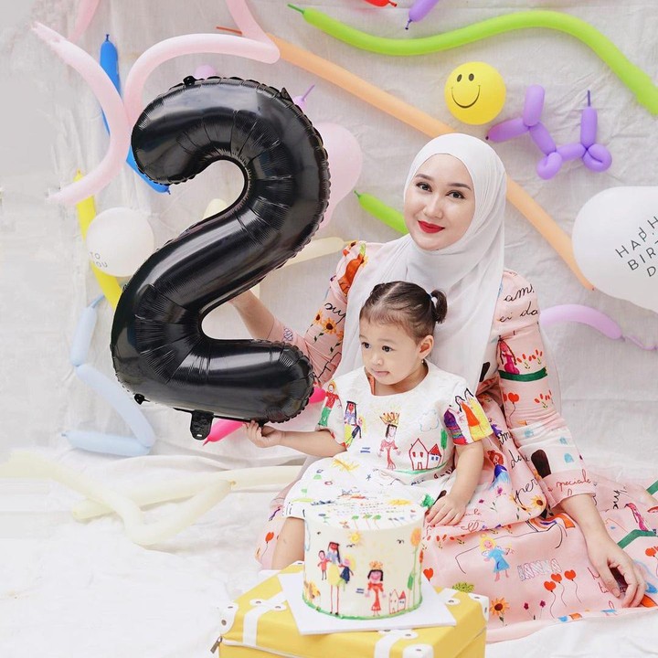 <p>Rumi dan Dian mengenakan dress dengan motif sama nih, Bunda. Tak hanya itu, Dian pun memesan kue ulang tahun dengan motif serupa. (Foto: Instagram: @dianpelangi)</p>