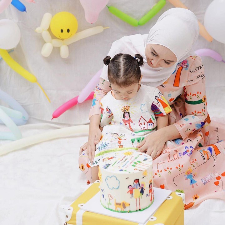 <p>Dian Pelangi mengatakan momennya bersama Rumi adalah momen terbaik dalam hidupnya. Ia pun sangat senang berada dalam setiap momen kehidupan Rumi. (Foto: Instagram: @dianpelangi)</p>