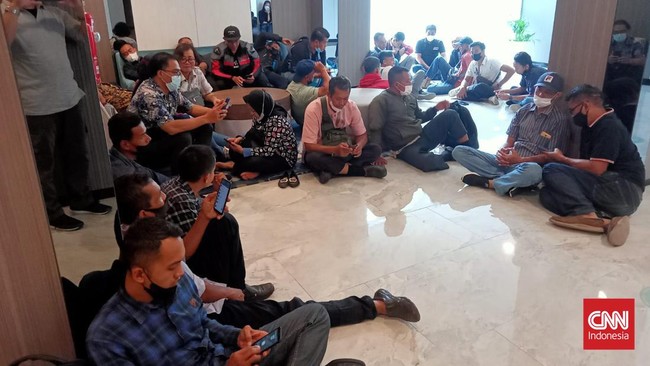 Ratusan karyawan Mal Malioboro dan Hotel Ibis terkena PHK karena Pemda DIY mengambilalih pengelolaan dua gedung tersebut.
