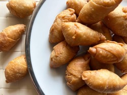 Resep Molen Pisang Mini yang Renyah Manis Buat Ngemil Sore