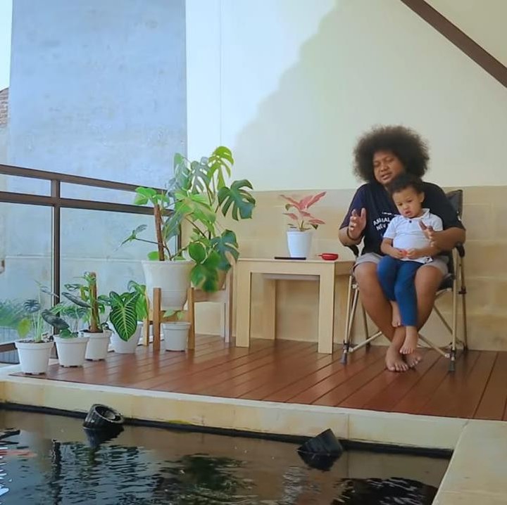 <p>Kini, teras yang sudah terlihat rapi dan dilengkapi beberapa furnitur seperti meja, kursi, bahkan hingga tanaman hias itu menjadi tempat favoritnya bersantai di pagi, sore, dan malam hari. (Foto: YouTube BabeCabita)</p>