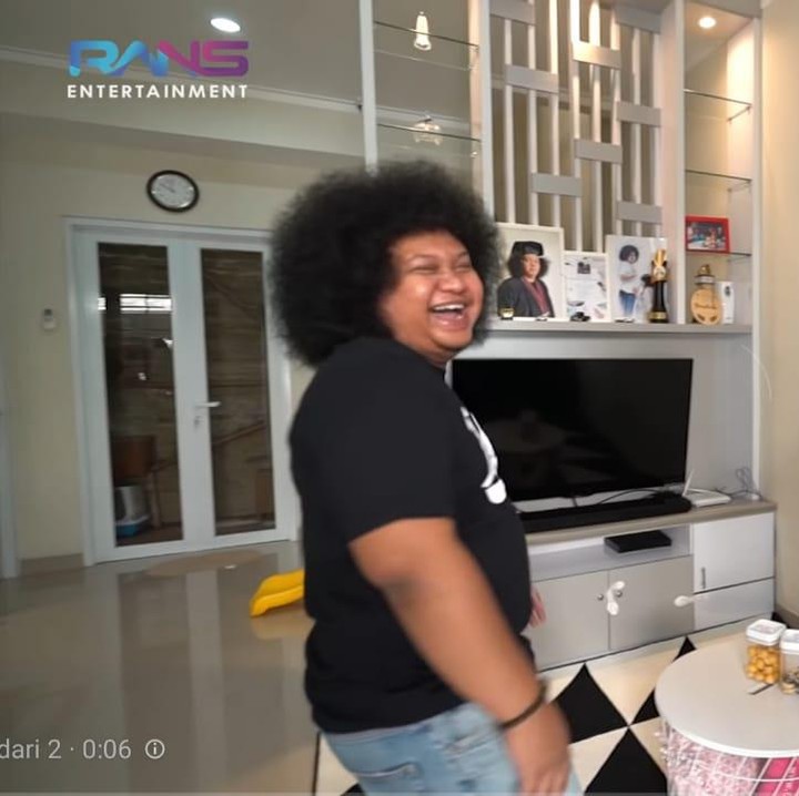 <p>Raffi Ahmad juga sempat mengunjungi rumah Babe Cabita, terlihat dalam video tersebut menampilkan beberapa ruangan yang ada di rumah Babe Cabita. Seperti potret yang satu ini, Babe Cabita memanfaatkan ruang tamunya juga untuk ruang keluarga. Tampak sederhana, tapi fungsinya maksimal ya, Bunda. (Foto: YouTube Rans Entertainment)</p>
