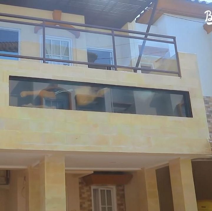 <p>Inilah potret depan rumah salah satu stand up comedy, Babe Cabita yang sempat viral karena merenovasi rumahnya dengan menambahkan kolam ikan di teras lantai atas rumahnya untuk koleksi ikan koi miliknya. (Foto: YouTube BabeCabita)</p>