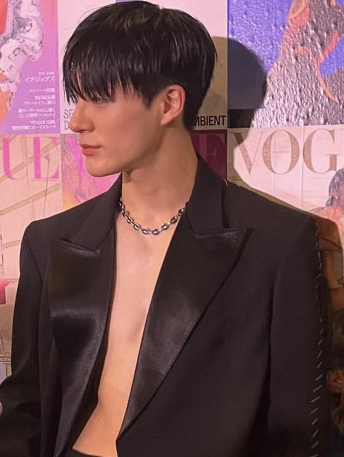 Sementara itu, dalam balutan busana Peter Do yang menawan, Jeno juga sukses membuat para fans 'gagal fokus' dengan tubuhnya yang berotot./ foto: instagram.com/nct