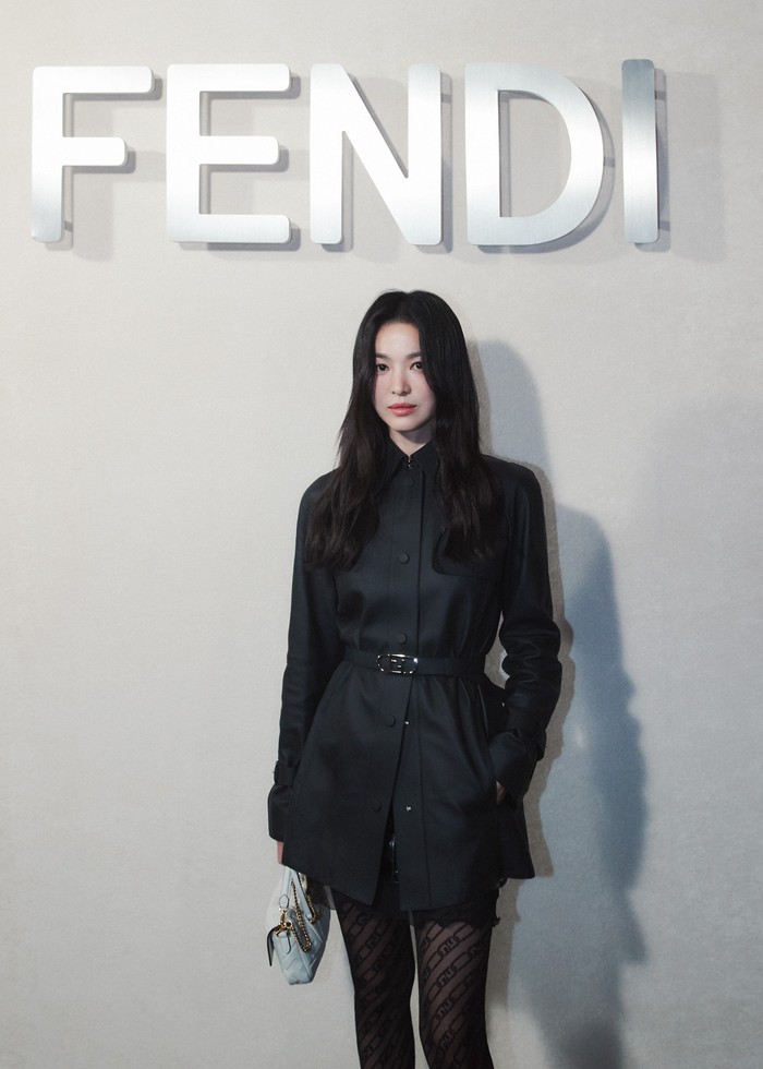 Gaya yang effrotless dan sleek juga ditampilkan Song Hye Kyo yang memilih shirt dress warna navy. Foto: Courtesy of Fendi