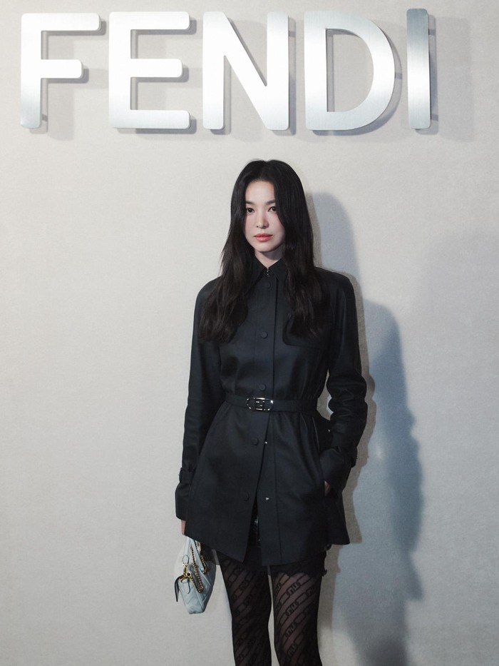 Jika dibandingkan dengan potretnya di masa kini, Song Hye Kyo justru tampil kian menawan dan anggun di usianya yang ke-40 tahun./ Foto: Courtesy of Fendi
