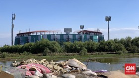 Sengkarut Bau Sampah di Stadion Gelora Bung Tomo