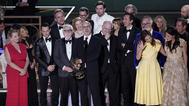Kreator Succession Sindir Raja Charles di Panggung Emmy Awards Kreator Succession menyindir Raja Charles III dalam pidato kemenangannya saat menerima piala dalam ajang Emmy Awards.