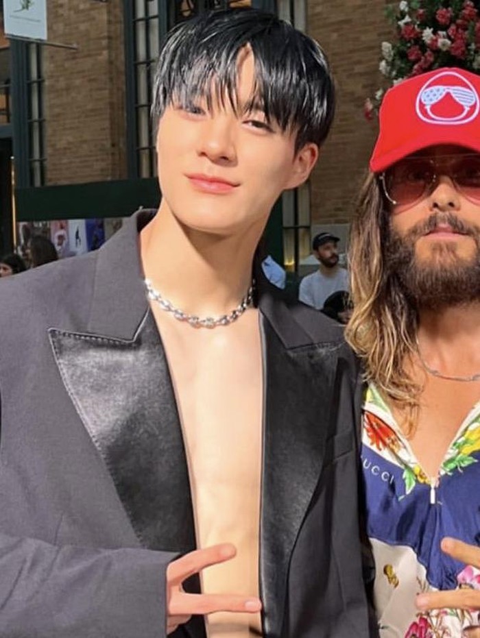 Tidak hanya itu, Jeno juga sempat berpose bersama rekan sesama musisi, Jared Leto. Wah, sama-sama tampil keren ya dua pemuda ini, Beauties!/ foto: instagram.com/nct