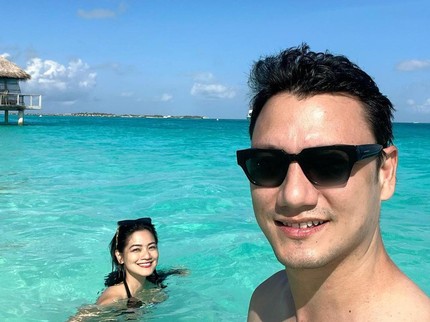 5 Potret Liburan Titi Kamal dan Christian Sugiono di Maldives, Makin Mesra Bun