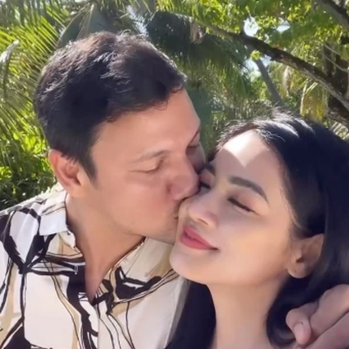 <p>Bak pertama kali melakukan honeymoon, pasangan ini tampil sangat mesra. Seperti ketika Tian tiba-tiba mencium pipi sang istri. (Foto: Instagram @titi_kamall)</p>