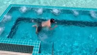<p>Tak hanya itu, Titi Kamal juga bergantian mengabadikan momen liburan sang suami. Ia merekam Christian Sugiono yang tengah berenang. (Foto: Instagram @titi_kamall)</p>