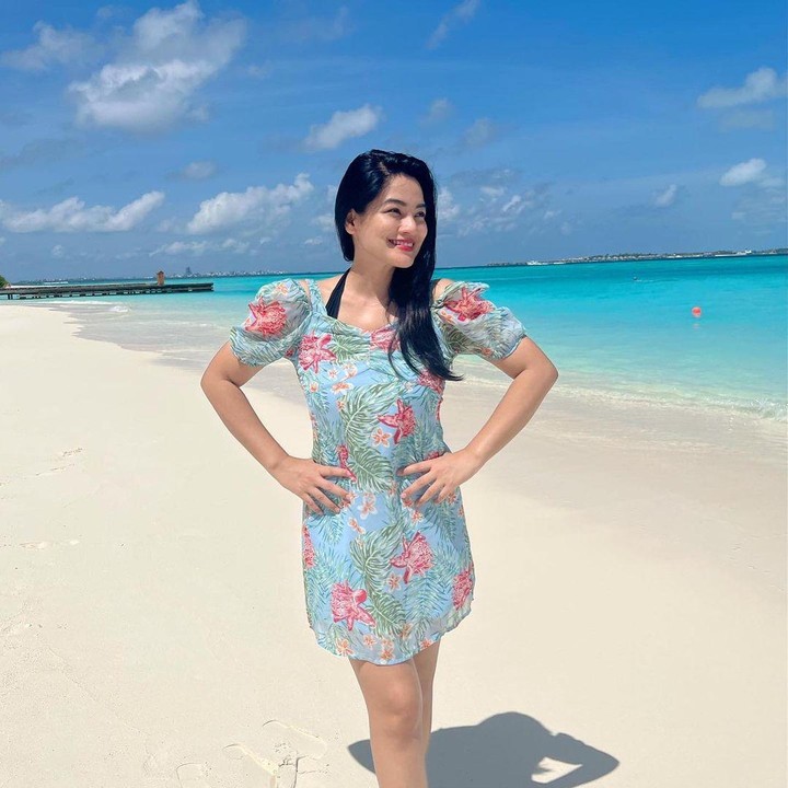 <p>Tak hanya itu, Christian Sugiono juga tak lelah menjadi fotografer sang istri di perjalanan mereka. Titi Kamal tampak sangat menikmati momen ketika sedang mengambil foto OOTD di pantai. (Foto: Instagram @titi_kamall)</p>