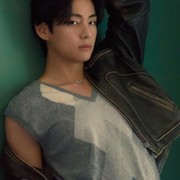 Pemotretan Cover Majalah Vogue Korea Edisi Oktober Bersama V BTS Bertabur Perhiasan Mewah!