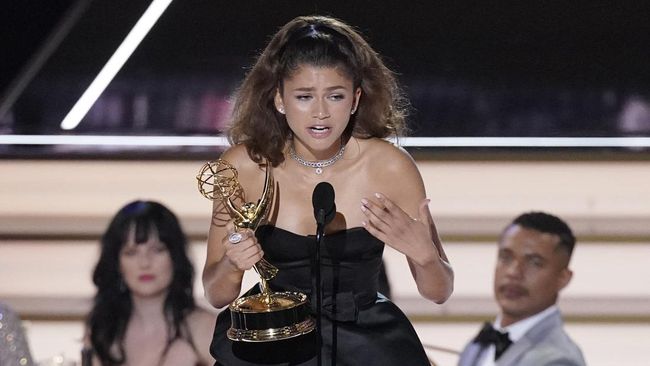 Zendaya menjadi pemeran utama termuda yang telah membawa pulang dua piala Emmy berkat perannya di serial Euphoria.