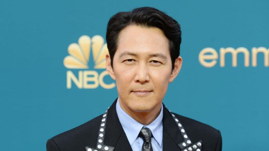 LOS ANGELES, CA - September 12, 2022 - Lee Jeong-jae arriving at the 74th Primetime Emmy Awards at the Microsoft Theater on Monday, September 12, 2022 (Brian van der Brug / Los Angeles Times via Getty Images)